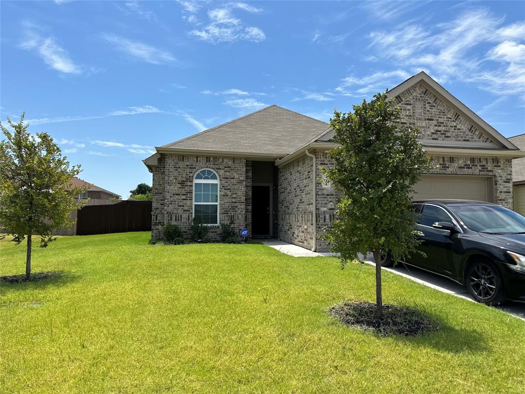 Check out this inviting 1-story home with 3 bedrooms, 2 bathrooms, and a 2 car garage. This home has it all, including blinds and luxury vinyl plank flooring! The gourmet kitchen is sure to please with 42 inch cabinets, granite countertops, stainless steel appliances, and a large kitchen island overlooking the dining and family room! Retreat to the Owner's Suite, tray ceiling for some dramatic flair, double sinks, and a separate tub and shower! Enjoy the great outdoors with a sprinkler system and a covered patio! Don't miss your opportunity to call Parkerville Meadows home, schedule a visit today!