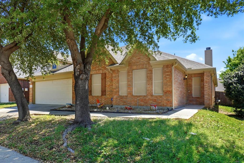 PRICE ADJUSTMENT! PROBATE SALE - Lovely 4-2-2 that has been well-maintained. Just waiting for the perfect buyer that will love updating to their own tastes! All appliances include refrigerator, gas stove, dishwasher, microwave & disposal. Kitchen boasts an island with double stainless steel sinks and room for stools. Adjacent to family room with woodburning gas-starter FP. Primary bdrm with ensuite bathe, that has dual sinks, garden tub and separate shower with large closet. Formal living room that could easily be an office and 3 other bedrooms with ample space and closets. Freshly cleaned carpet in bdrms and hallway.  Nice backyard with wood fence and patio. Don't pass this one up, come see for yourself! PLEASE remove shoes before stepping on the carpet.  House has keypad on front door, please contact showing service for info.
Info is deemed reliable but not guaranteed. Buyer and agent will need to verify all info including HOA and SF. There is no SDN as this is a probate sale.
PLEASE NOTE: TRUSTEE WILL NOT RESPOND TO LOWBALL OFFERS