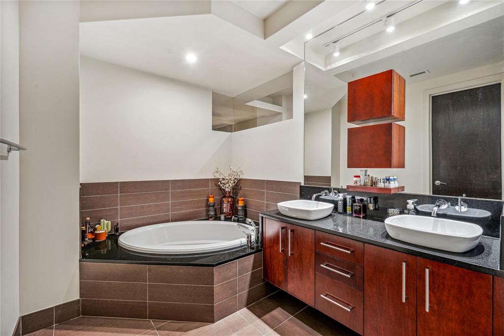 One Montgomery Plaza - Residential