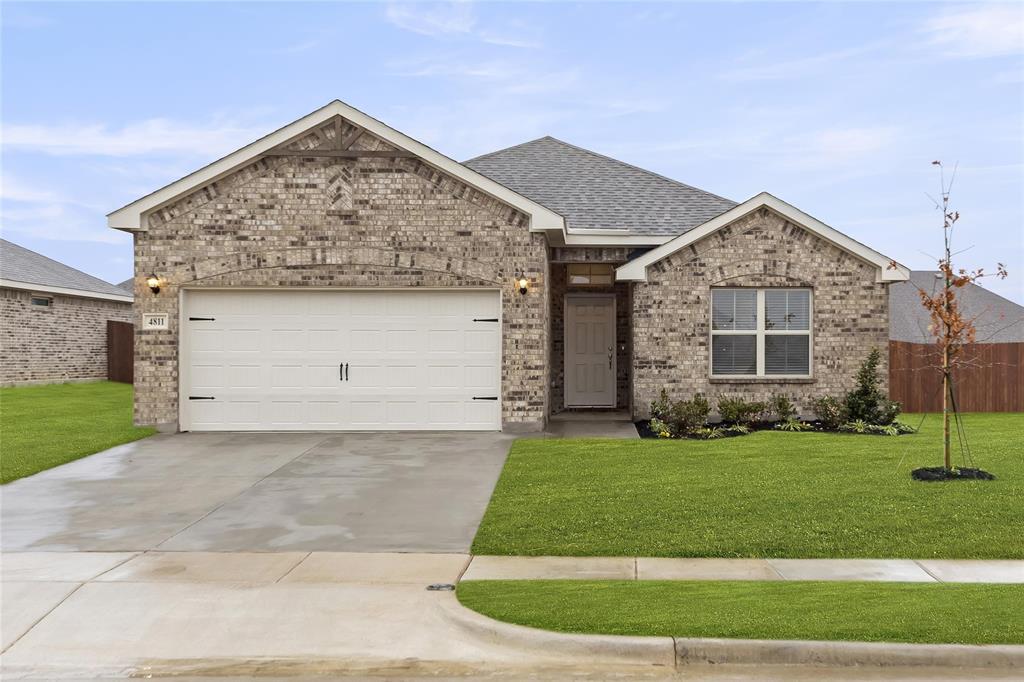 MLS# 20485291 - Built by Impression Homes - Ready Now! ~ The Lincoln plan offers an open concept design with beautiful California-style kitchen, large island, and vaulted ceilings and a Texas-sized walk-in pantry for small appliances and storage. The elegant owner suite offers separate shower, garden tub, dual-sink vanity and large walk-in closet. Spacious, private secondary bedrooms and separate laundry room!!