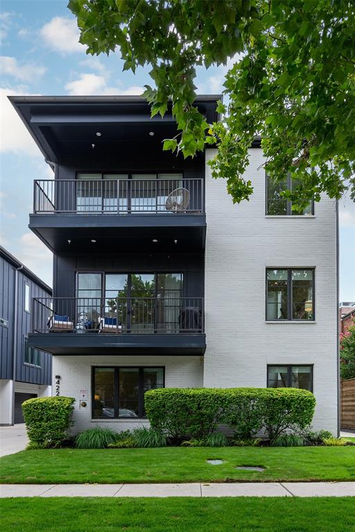Holland Ave Bldg 4227 4223- - Residential