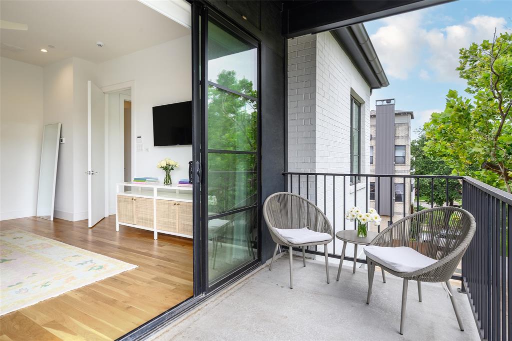 Holland Ave Bldg 4227 4223- - Residential