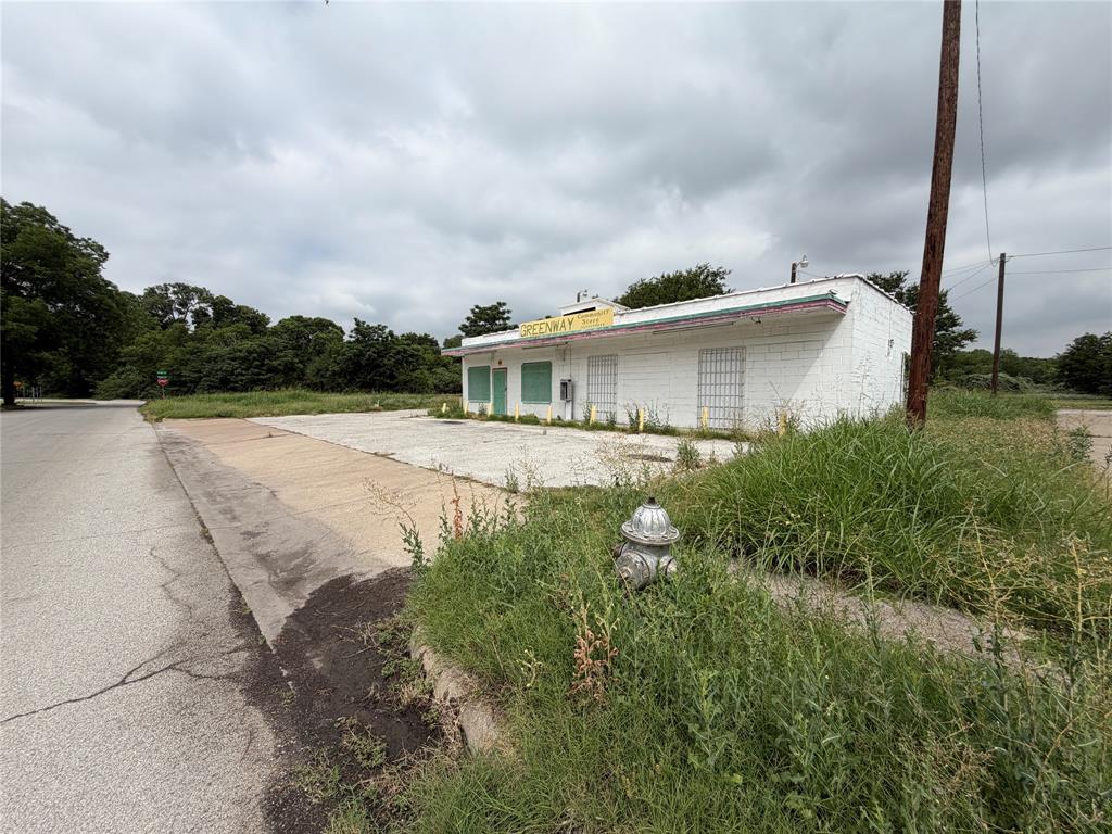 Corner lot building use to be a convenience store. Lot of potential for owner operator.