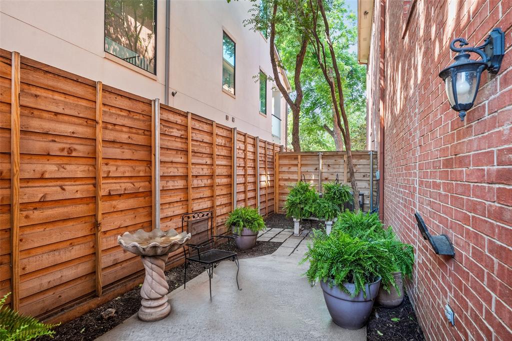 4222 Bowser - Residential