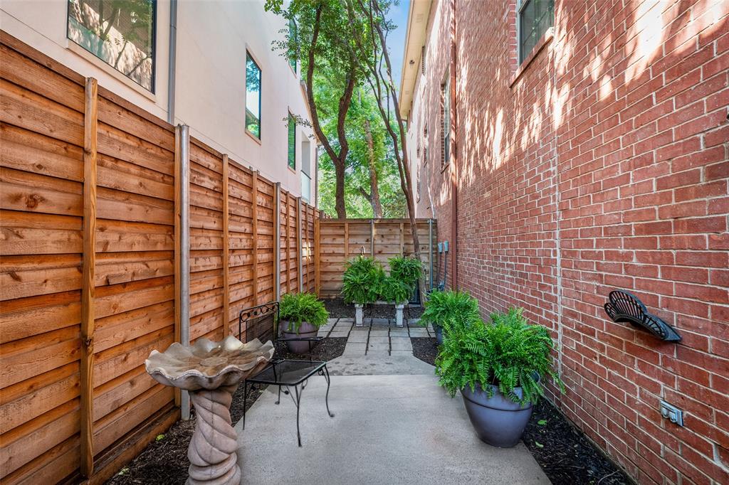 4222 Bowser - Residential