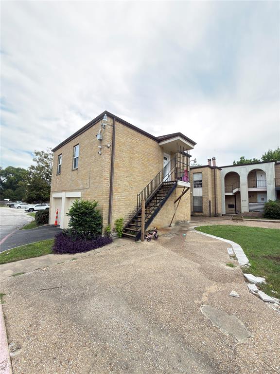 THIS IS THE ONE! Well-priced 3-bedroom, 2 .5 bath Condominium located on the first floor. Spacious and beautiful with plenty of room for entertainment. Conveniently located near major freeways, Shops at Clearfork, Trinity River Trails, TCU and Downtown Fort Worth.