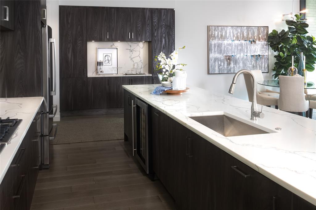 Gorgeous spacious 2 bedroom with almost 1700 sqft located on the 28th floor, available for immediate move in! Floor-to-ceiling windows in the living room with great natural lighting, plus an oversized kitchen island, which is perfect for entertaining. The Residences at Park District represent a truly exceptional assortment of residences and penthouses situated in the prime location between Uptown and Downtown Dallas, right alongside the renowned Klyde Warren Park. The interiors offer sophisticated styles, while the amenity spaces captivate with their breathtaking design. The overall styling is undeniably chic, creating an ambiance of refined elegance.
