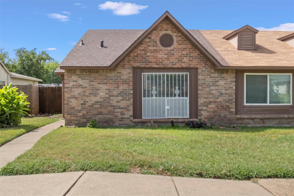 Prime Location  Woodberry Creek Subdivision  Duncanville ISD

Gorgeous 3-bedroom, 2-bathroom single-story half duplex in the heart of Woodberry Creek. Located within Duncanville ISD, this home features an open layout that maximizes the 1,256 sq ft of living space. Enjoy a large living area with vaulted ceilings, a spacious kitchen, and well-sized bedrooms throughout. New roof. Ideal for first-time buyers.