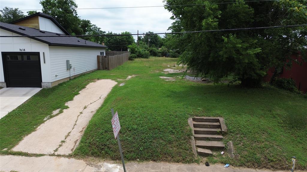 Excellent location for a new build in a fast growing area in Dallas TX. Many new construction going on and growing.