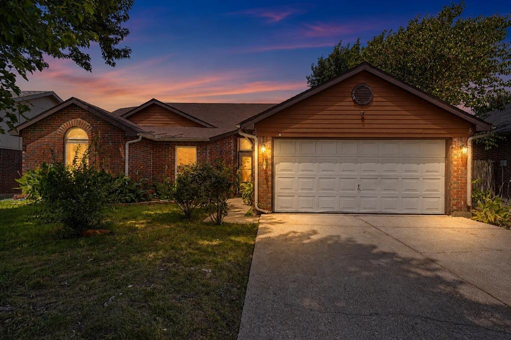 Charming 3-bedroom, 2-bath home in the established Summerfields community of North Fort Worth. Featuring a functional open layout, spacious living area, and a large backyard perfect for entertaining or relaxing. Conveniently located near shopping, dining, parks, and major highways for an easy commute. Great opportunity for first-time buyers, downsizers, or investors. Schedule your showing today!