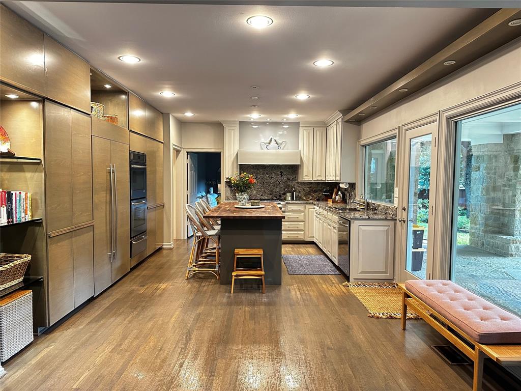 This home has amazing outdoor amenities; pickleball court, basketball half court, large pool with spa hot tub and lots of grass to play in. The back patio area has a built in grill and fireplace with island and bar fridge. Inside downstairs are two living areas, kitchen, laundry, guest bed and ensuite bath, powder bath and office. Upstairs is another sitting area and three bedrooms with ensuite bathrooms. Has whole house water softener, 2 car garage, UV air filters and much more. The house is located on a quiet dead end street.
