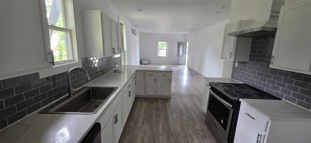 beatifull 4 bedroom,2 bathroom completly renovated house for sale
new foundations,new roof,smart central split ac 5 ton
upgraded kitchen and floor.