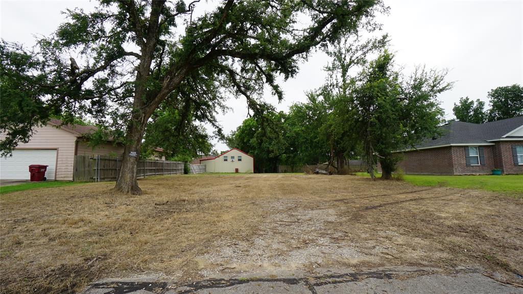 Looking for a great lot to build on, this property is cleared and ready to go. New construction has already been built in the area, making this a nice location. Seller does not have a survey, buyer will have to provide one if needed. Closing to be done at Cole Title in Bonham. Go by and take a look today!!