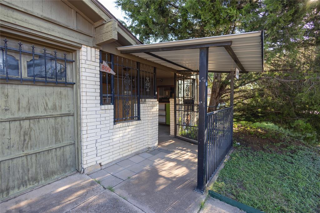 This 1972 brick home offers 4 bedrooms, 2 bathrooms, a cozy living room, and a dedicated dining area.  Additional features include an enclosed garage and two carports, providing plenty of parking and storage space.
Conveniently located just 2 miles from the Gran Plaza shopping center, with easy access to major highways, shopping, and dining. Only 5 miles from downtown Fort Worth.
Don’t miss out—schedule your showing today!