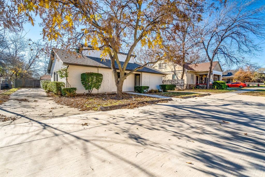 Discover endless possibilities at 505 SW 1st Street, Mineral Wells. This 1,144 SF medical office building adapts to your vision. Ideal for medical practices, professional offices, or wellness centers. This building is equipped with 3 exam rooms, 2 Bathrooms, an admin-office room, a waiting room, and a break room. Strategic location, freshly updated and ample parking, make it a turnkey solution. Seize the opportunity to establish your business in this thriving community!