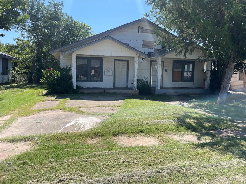 Duplex with a unit in the rear with huge potential.  This property is vacant and needs an extensive remodel to be rent ready after renovations potential rent $2000+ a month.