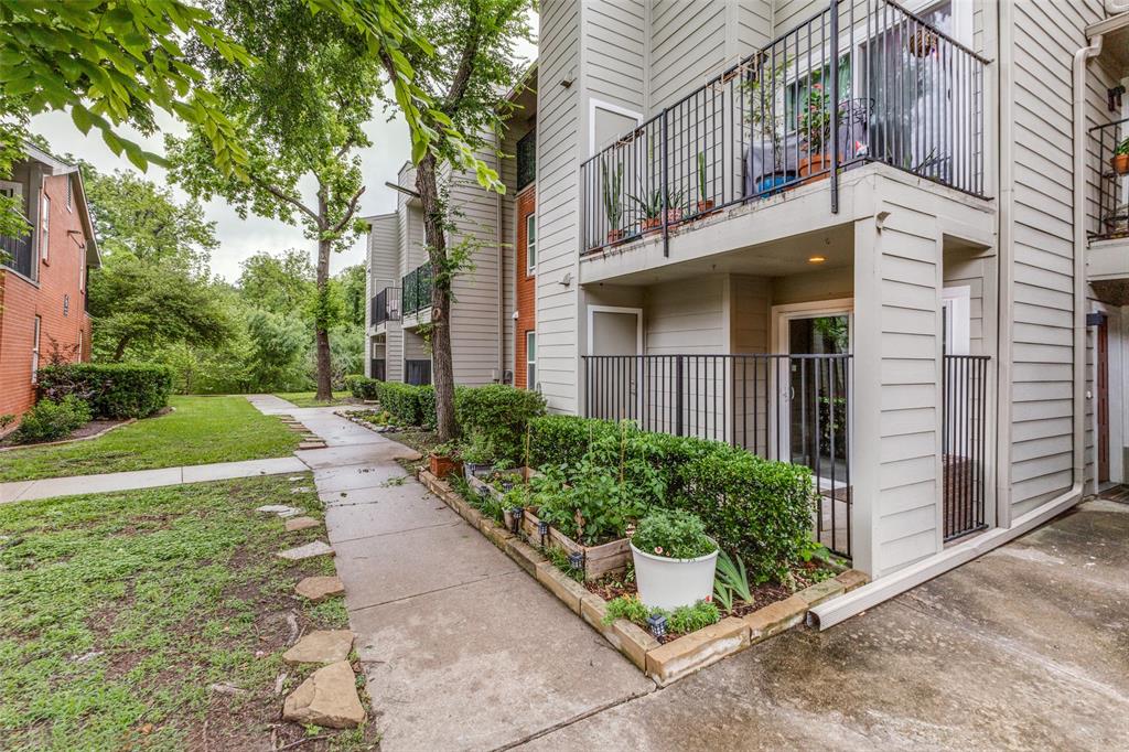 Welcome to the quiet and serene community at Skillman Bend! Located just minutes away from the brand new Lake Highlands shopping center, you can take a short walk on the beautiful walking trail to shops and restaurants or you can utilize the trail and access the many other trails connected in the Dallas area! This quaint one bedroom condo is the perfect space to settle in at with new updates, modern touches and lots to explore.
