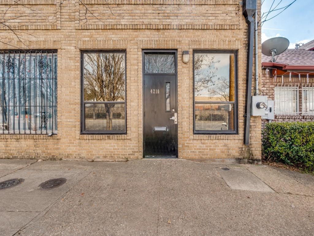 Rare industrial loft opportunity in the heart of Deep Ellum’s trendy Tower 22 District. This true urban space delivers authentic loft character with clean, modern industrial design. Think soaring ceilings, oversized windows, and exposed ductwork that gives the space its raw, architectural edge. The open-concept layout creates ideal flexibility for living, entertaining, or working from home, supported by mixed-use zoning for added versatility. Unlike most properties in the area, this one offers no HOA. Inside, you’ll find a convenient stackable washer and dryer, plus secure gated access and two covered parking spaces in the rear. Positioned minutes from Baylor, Downtown Dallas, and I-30, you’re connected to everything while immersed in one of the city’s most energetic neighborhoods. True urban living. Mixed-use flexibility. Secure parking. No HOA. Prime Tower 22 location.
Opportunities like this don’t come around often.