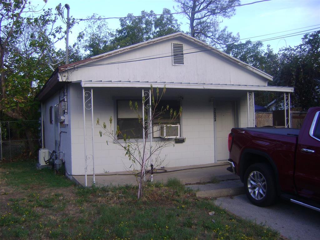 Super cute large one bedroom home, with a lots of open space. open kitchen and living area. Ready to move in. close to schools, shopping centers, parks, major freeways (I-121, I-35), a minutes away from downtown Fort Worth.