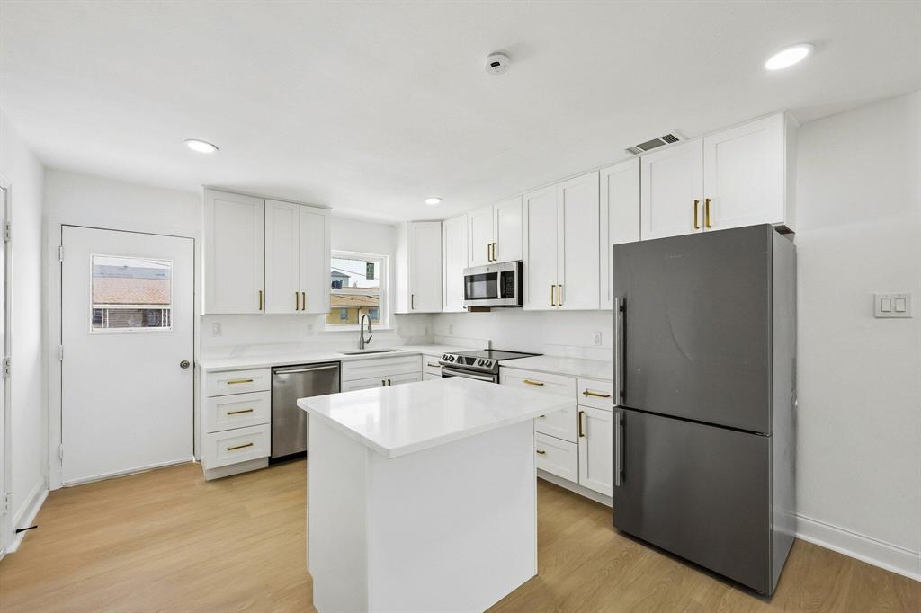 Discover fully updated, open floor condo at 5050 Matilda St Apt 225, Dallas, TX 75206. This delightful condominium provides a unique opportunity to enjoy the vibrant lifestyle that Dallas has to accord. Nestled in a prime location.  The unit features a comfortable layout, appropriate for those seeking a low-maintenance living space. Enjoy the convenience of being in proximity to numerous dining, shopping, and entertainment options, making it an excellent choice for those who appreciate the city's dynamic environment. The surrounding area is known for its lively atmosphere and accessibility, ensuring that all your needs are within reach. Embrace the opportunity to own a piece of Dallas's thriving real estate market with this condominium.