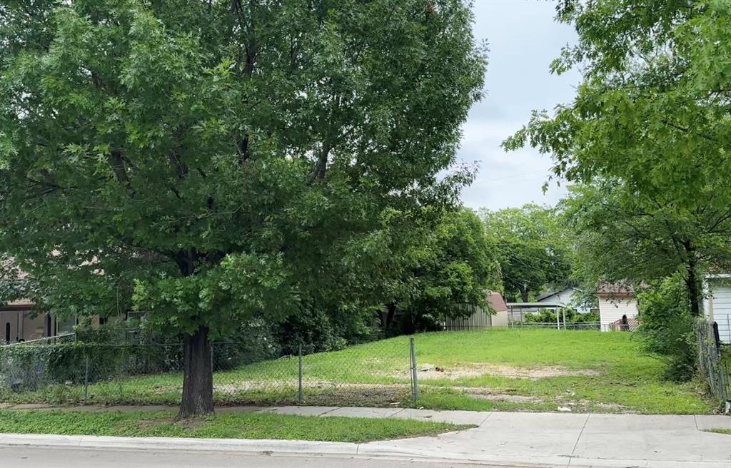 Positioned in an area experiencing significant revitalization, this lot presents a rare opportunity for builders and investors. Surrounded by ongoing development and new construction, the property offers no demolition costs and strong ARV potential—ideal for a custom home or spec build.
Located in the Cedar Crest area, the lot is just minutes from Cedar Crest Golf Course, one of Dallas’ most historic courses. Just down Ewing, you’ll find Halperin Park and the Dallas Zoo, bringing new energy, foot traffic, and community investment to the corridor. With quick access to I-35 and approximately 10 minutes to Downtown Dallas, the property is also near major development drivers including the SoGood Development, Bishop Arts District, and the Kay Bailey Hutchison Convention Center.
Position yourself ahead of the curve and secure this lot before pricing fully reflects the area’s growth!