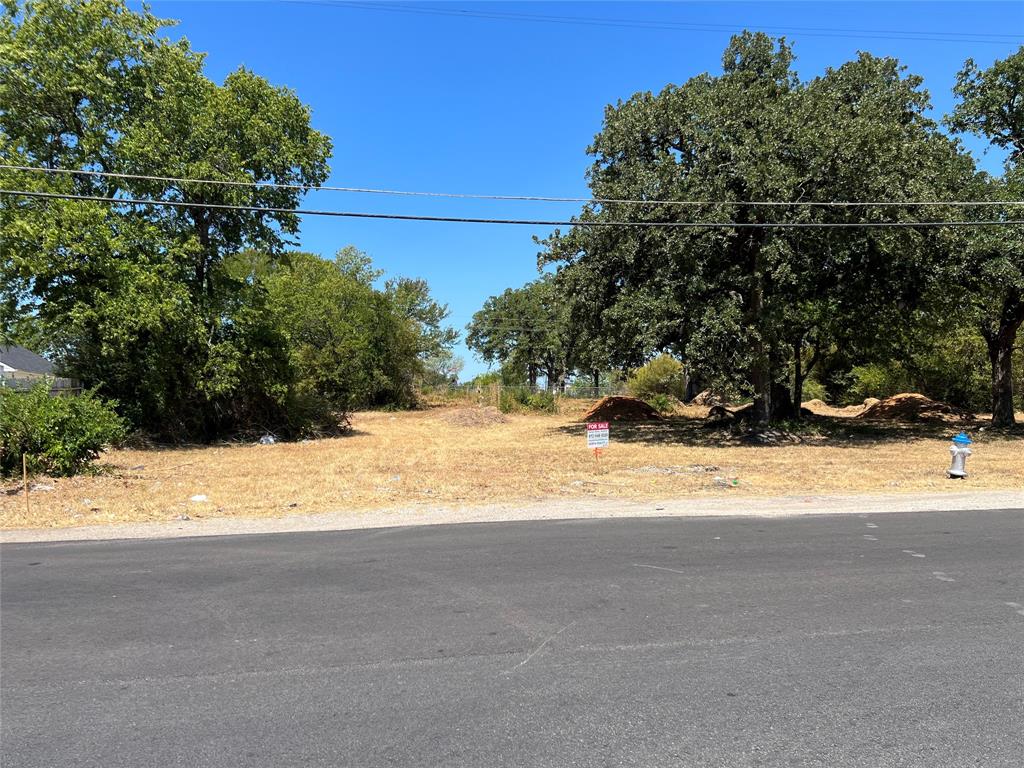 ***** Huge Land ***** This land is located on 3503 E Overton Road. It is directly across the street from an Apartment Complex.This land is 0.37 acres which is about 15,985 SQFT. With in 1 minute of Interstate 45. Buyers & buyers agent verify all information ,including schools ,measurements, taxes & more.