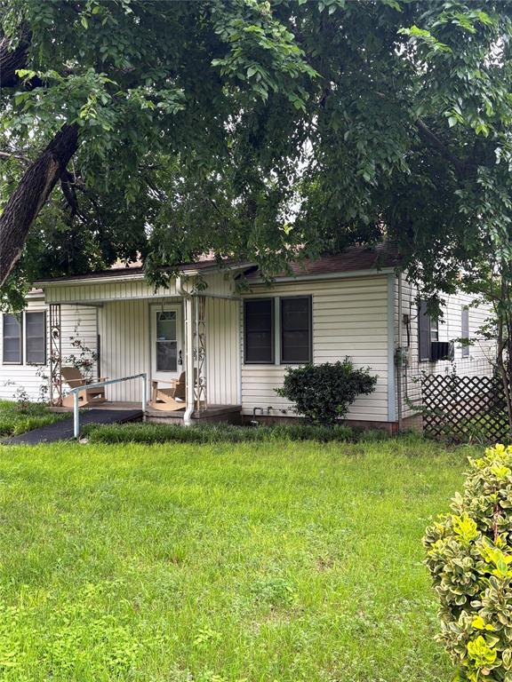If you are looking for a property with a great location to the Decatur Square, this is the one.  This vintage home sets on a extra-large lot.  New flooring has been installed in the primary bedroom, living room and kitchen.  Large trees in the front yard and a large back yard.  Investors take a look at this vintage home setting on an extra large lot. Property -SELLS AS IS, WHERE IS-.  Contact SHOWING TIME to schedule an appointment.
