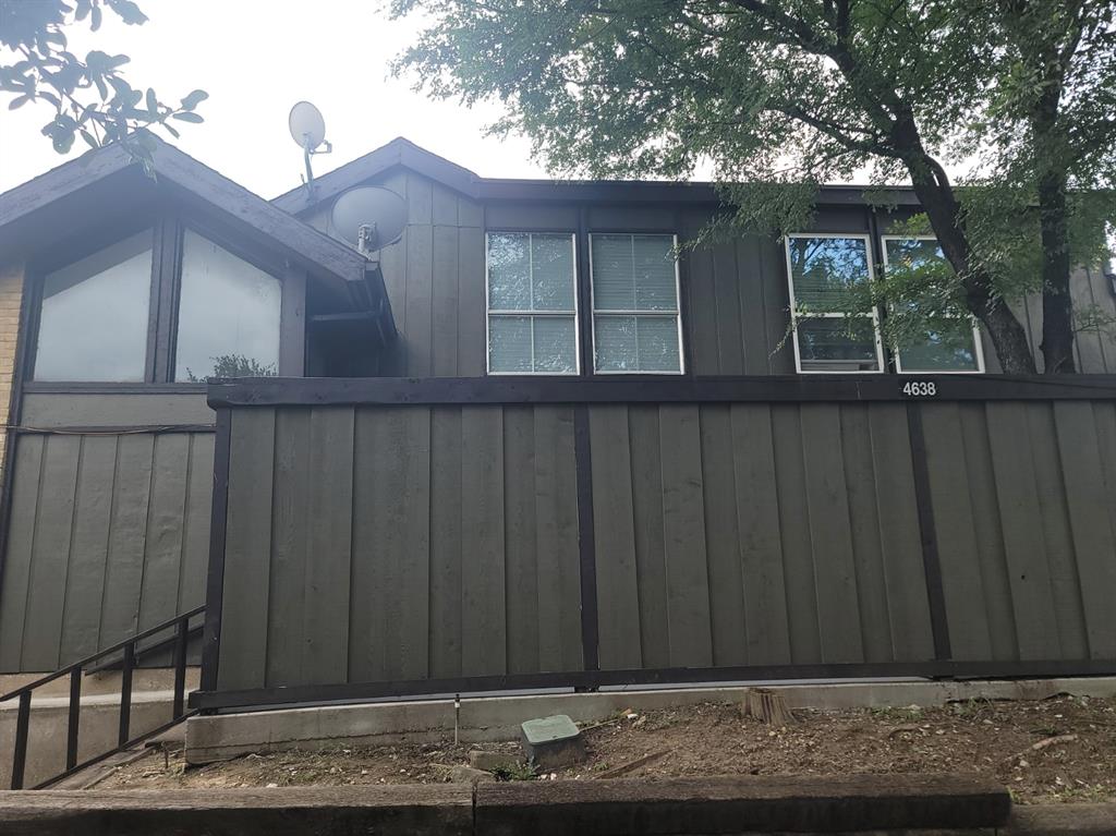 Updated unit located in reliable Country Creek. One bedroom, one bath unit with new Carpet in Bedroom and Living room. New tile in Entry, kitchen and bath.  
Complex includes 2 laundry areas. Fantastic location close on the western side of Loop 12. Quick access to 480, I-30, I-20.
