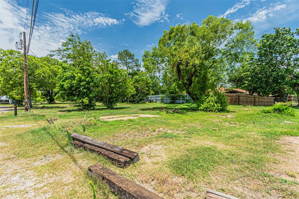 Build the home of your dreams with all the benefits of living on 3.083 acres, just minutes from downtown Dallas! Enjoy nature, wide-open space, and the opportunity to keep horses. The property also includes a storm shelter for added safety during severe weather.