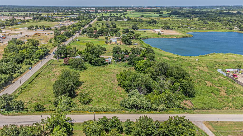 Build the home of your dreams with all the benefits of living on 3.083 acres, just minutes from downtown Dallas! Enjoy nature, wide-open space, and the opportunity to keep horses. The property also includes a storm shelter for added safety during severe weather.