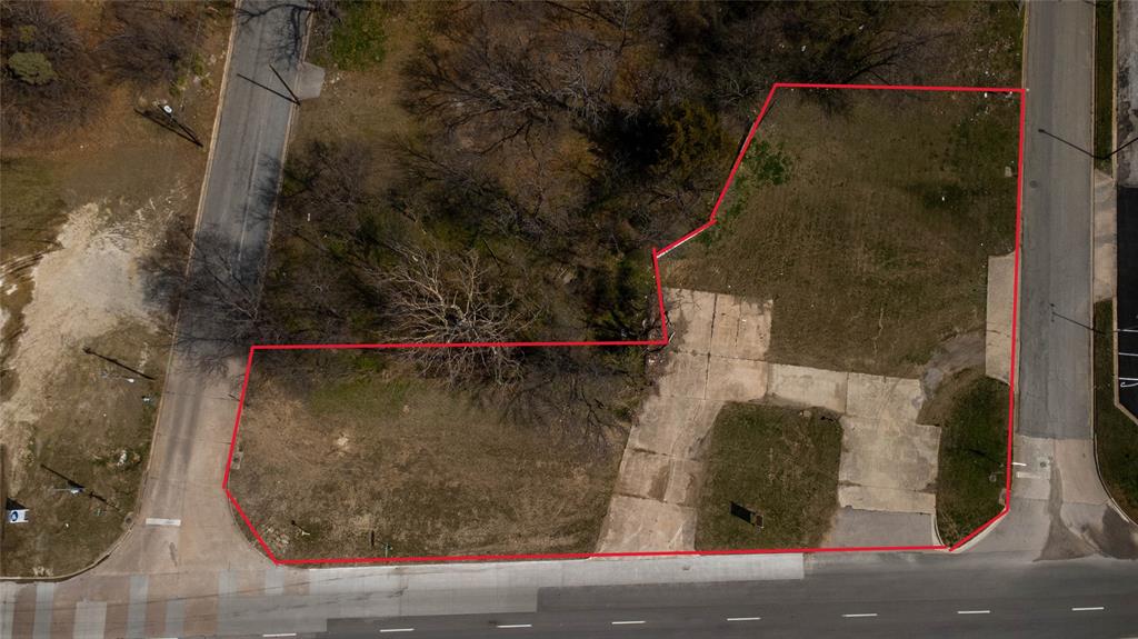 Prime 0.65-acre retail-zoned commercial lot located at 515 W Jones Street in Sherman with utilities available on site. Excellent visibility and convenient access to US-75 (Sam Rayburn Freeway), offering strong traffic exposure in a growing commercial corridor. Ideal for retail, restaurant, office, or service-oriented development (buyer to verify permitted uses).
Additional parcel at 323 S Sam Rayburn available and may be purchased together, providing expanded development potential with frontage on both sides of the street. Rare opportunity to secure dual-site positioning in a high-growth North Texas market with ongoing commercial and industrial expansion.
Buyer to verify zoning, utilities, and development requirements.