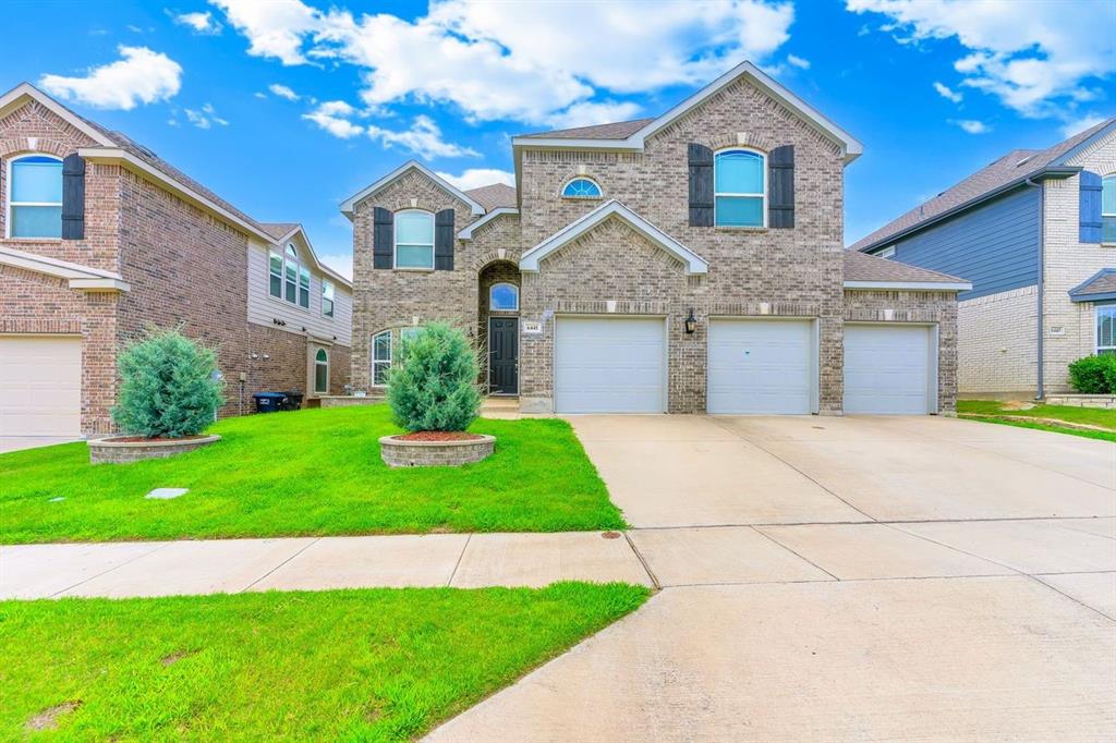 MUST SEE 5 BEDROOM 4 FULL BATH, 3 CAR GARAGE HOME IN PRIMROSE CROSSING. THERE IS A BONUS ROOM,OFFICE OR 6TH BEDROOM DOWNSTAIRS. LARGE FORMAL DINNING GREETS YOU AT FRONT DOOR AND OPENS TO LARGE LIVING ROOM WITH FIREPLACE. COVERED PATIO IS PERFECT FOR GRILLING OR JUST RELAXING. UPSTAIRS HAS A LARGE GAMEROOM WITH 4 BEDROOMS AND 2 FULL BATHS.