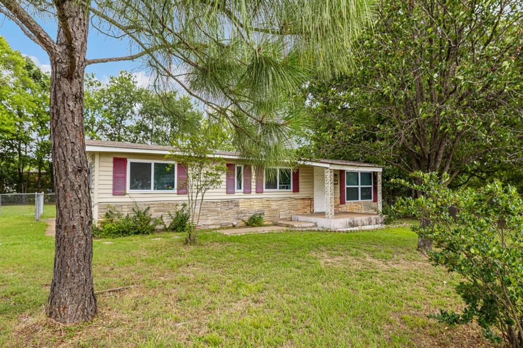 Great starter or place to down-size. 3 bedroom and 2 full bath with fenced yard and outdoor storage building. Great location near Main Street in Gun Barrel City where you will find shopping, worship centers, schools, dining and much more! The neighborhood park and swimming pool are just a few lots away. Updated kitchen cabinets and appliances in 2025. Comes with washer, dryer and fridge. Luxury vinyl flooring and stainless appliances.