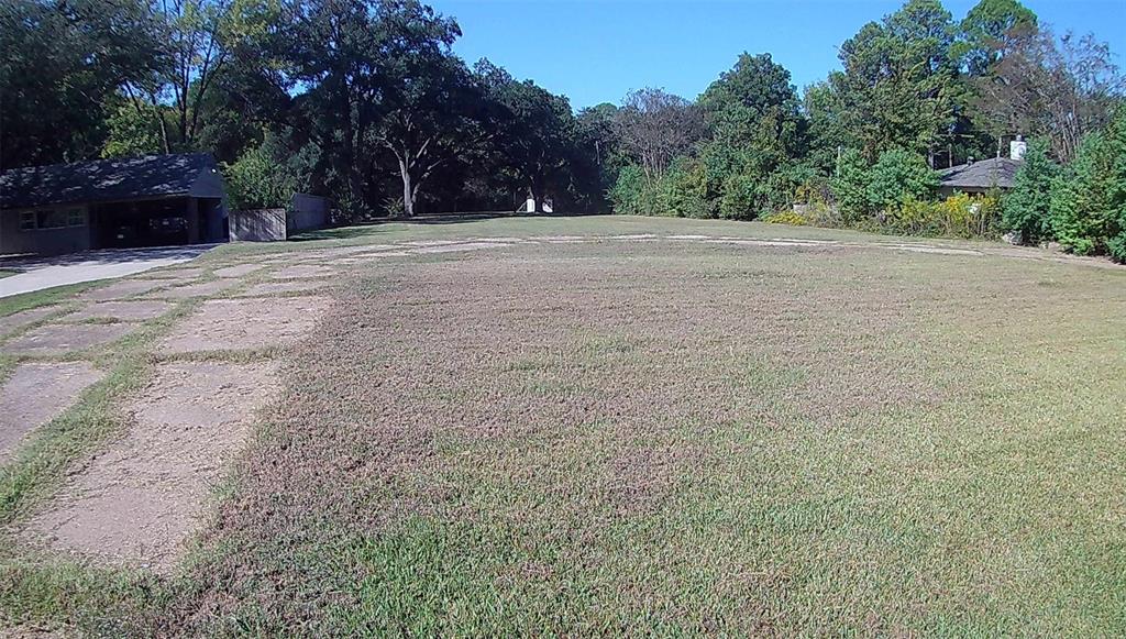 If you have always wanted a convenient large lot that you could build your dream home with a workshop or even have a detached suite for family or friends, then you have found it. Beautiful Spring Lake Lot, 1 acre with spectacular oak trees. Conveniently located. Build your dream home in this dream area.