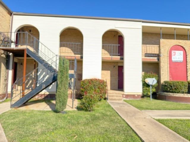 MOVE IN READY!! Don't miss this opportunity to own a well priced 3 bedroom, 2 bath condo located on the second floor. Spacious and beautiful with plenty of room for entertainment. Windows recently replaced throughout. Fresh Paint throughout. Conveniently located near major freeways, Shops at Clearfork, Trinity River Trails, TCU and Downtown.