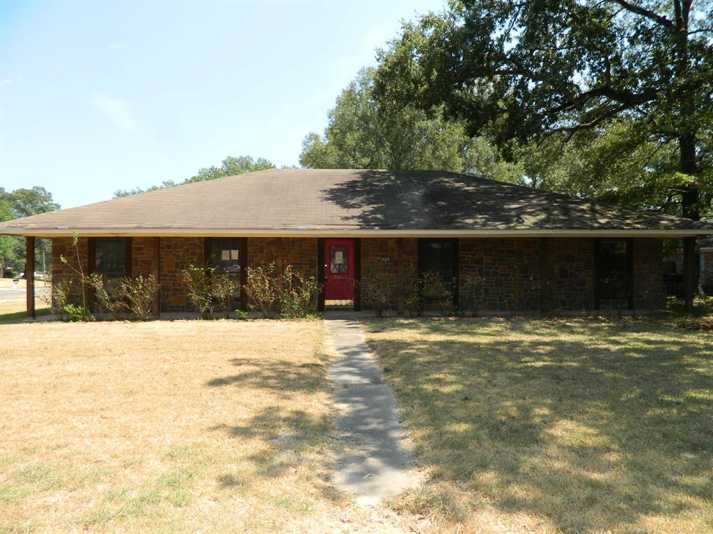 WOW, A $15K REDUCTION!!!  BRING YOUR INVESTORS.. LARGE CORNER LOT FOR THIS GOOD SIZED HOME. FENCED BACK YARD WITH PATIO. LARGE LIVING ROOM WITH FIREPLACE AND BUILT IN BOOK SHELVES. SEPERATE DINING ROOM AND BREAKFAST ROOM OFF KITCHEN. HALF BATH OFF UTILITY ROOM. MASTER BEDROOM HAS SLIDING DOOR THAT OPENS ONTO THE PATIO. LARGE WALKIN CLOSET. BATH WITH TUBSHOWER COMBO. HALL BATH HAS DOUBLE SINKS.
