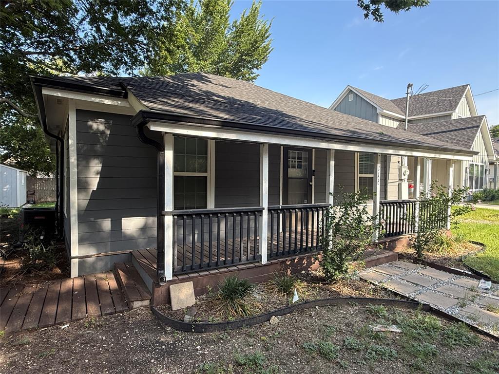 Cute Family Home with 3 Bedrooms 2 Baths. Recently Remodeled and Ready to Move In. Freshly Painted, New Flooring, New Baths, New Kitchen with New Stainless Steel Stove and Dish Washer, Granite Countertops. New Light Fixtures, New Back Patio Fence. If You Are Looking for a Cute and Charming Home Then This is a Must See!!!
