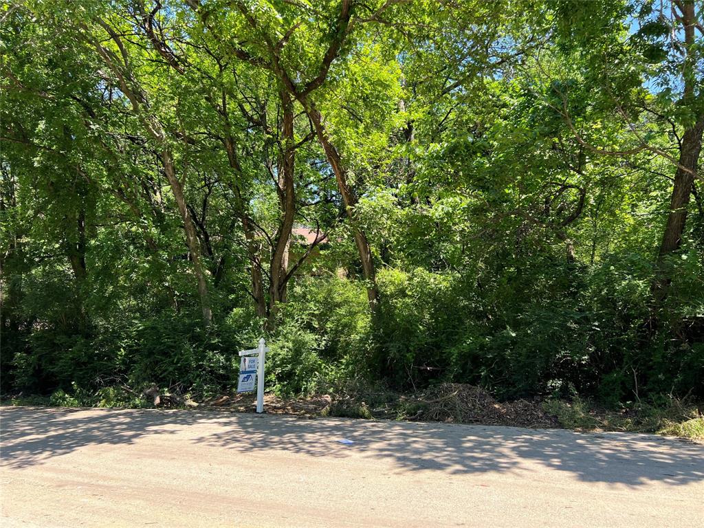 Residential lot sold as is. Ideal for building a custom home. Conveniently located just 10 minutes from Cedar Ridge Reserve. No HOA. Nestled on a quiet street. Home shown in photos belongs to a neighboring property.