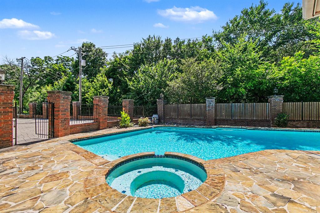 Woodland Hills Colleyville - Residential