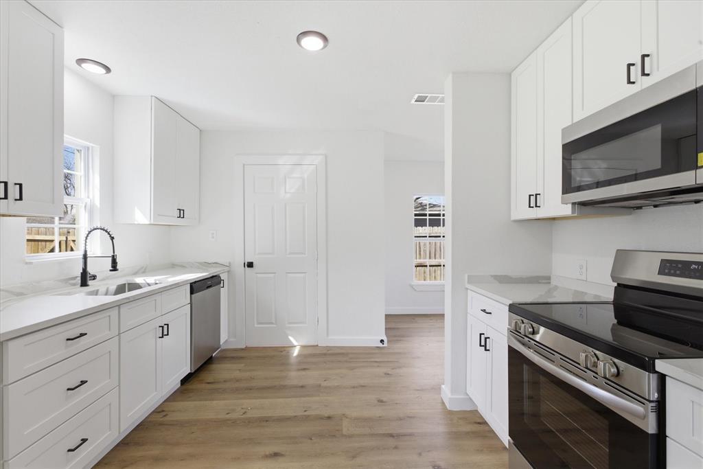 Charming, fully renovated home in Leonard, TX! This 2-bedroom, 1-bath gem has been thoughtfully updated and is move-in ready. Enjoy a bright and refreshed interior featuring all-new appliances and a brand-new water heater for added peace of mind. Step outside to a spacious backyard—perfect for entertaining, pets, or future outdoor projects—along with a fenced front yard. Whether you’re a first-time buyer, downsizing, or looking for an investment opportunity, this home offers comfort, convenience, and modern updates in a quiet setting.
