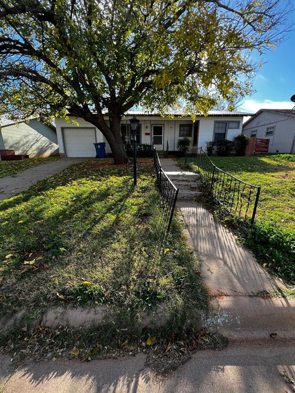 Cute 2 Bedroom Home in Sweetwater!

Adorable 2 bedroom home in Sweetwater! This property has a one car garage and a fully fenced backyard. Schedule your tour today!