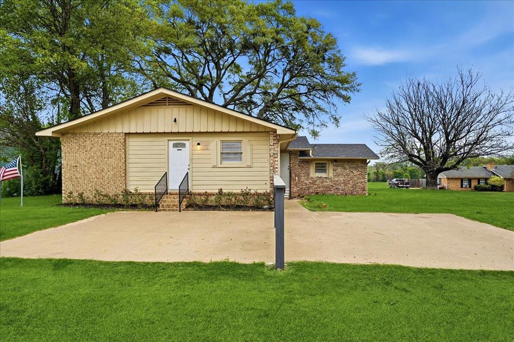 Beautifully renovated Duplex on Jim Hogg Road. Offering 4 bedrooms , 4 bathrooms 2 living areas and 2 dining areas.  Great location!  Residential or commercial opportunity. Lindale ISD. Generates good lease income. New roof 2025.