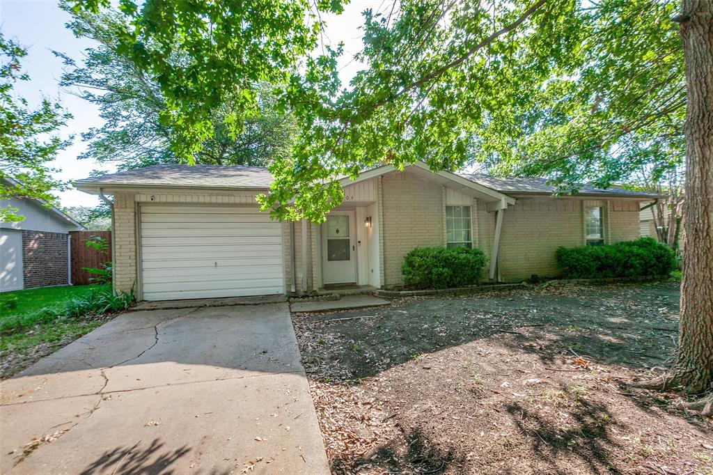 Welcome to 3304 Westminster in the heart of Plano, Texas! This beautifully maintained 3-bedroom, 2-bathroom home has been thoughtfully updated by its current owners and is ready for its next chapter. Step inside to discover inviting living spaces filled with natural light and tasteful updates throughout. The kitchen and living areas flow seamlessly together, creating a warm and welcoming atmosphere. The primary suite offers a private retreat, while the secondary bedrooms provide flexibility for family, guests, or a home office. Conveniently located near major highways, shopping, dining, and everyday amenities, this home offers the perfect balance of comfort and convenience. Situated within a highly regarded Plano school district, this property is an excellent opportunity for buyers seeking a move-in-ready home in one of North Texas’ most desirable communities.
Whether you’re a first-time homebuyer, downsizing, or simply looking for a well-cared-for home in a prime location, 3304 Westminster is a must-see.