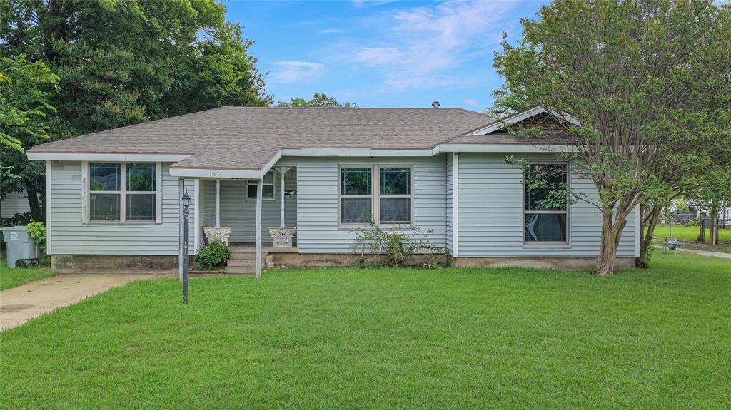 A single-story home located on a generously sized corner lot in an established Dallas neighborhood. This 3-bedroom, 1-bath residence offers comfortable living space with a functional layout and abundant natural light. The spacious lot provides ample room for outdoor entertaining, gardening, future expansion, or additional parking. Conveniently located near major highways, schools, shopping, dining, and everyday conveniences. A great opportunity for first-time homebuyers, investors, or anyone seeking a property with a large yard and easy access to all that Dallas has to offer.