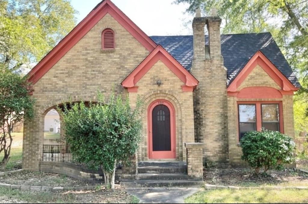 Step into this beautiful Turn of the century home.
3488 sf on less than half acre inside the city limits.
Home, Guest house and storage.
The main house has 3 bedrooms and 1 full 1half bathrooms, the guest house has 1 bedroom and 1 bathroom with a full kitchen and dining.
Storage and screened area in the back yard.
Wonderful home.