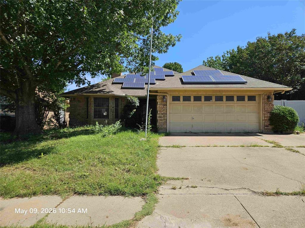 Excellent location, priced below market and ready for your updates. Open floor plan, 3 bedrooms, 2 baths, large yard. Bring your investor offers!