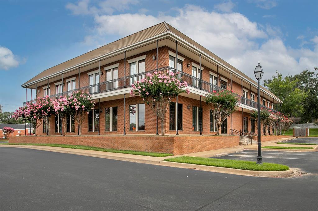 Strategically located between Downtown & South Tyler. Surrounded by densely populated neighborhoods & convenient to the medical district, retailers & restaurants. 

Interior & exterior renovations Fall 2021
Executive suites available 
Elevator in each building
Ample parking for office or medical
Professional property management (Full service lease type)
Secure access outside of normal business hours
Parking Ratio 1:292

Building 1 availability: 

[Second floor] 
Ste 213 - 194 SF - $475.00mo