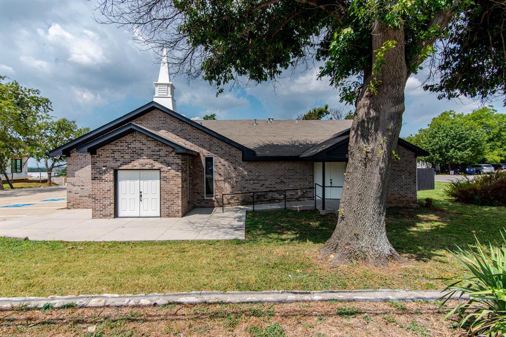 Church building is in good condition - renovated in 2021. Great location just minutes from Main street in Frisco. Nice brick building currently used as a church. Zoned as industrial and can be rezoned to OTC.  Lots of parking. Allowed wide uses like Automotive,medical office.Office,all industrial uses,Restuarant drive in,Sports, Gym,dance studio,carwash etc.

Lease to finance option available.