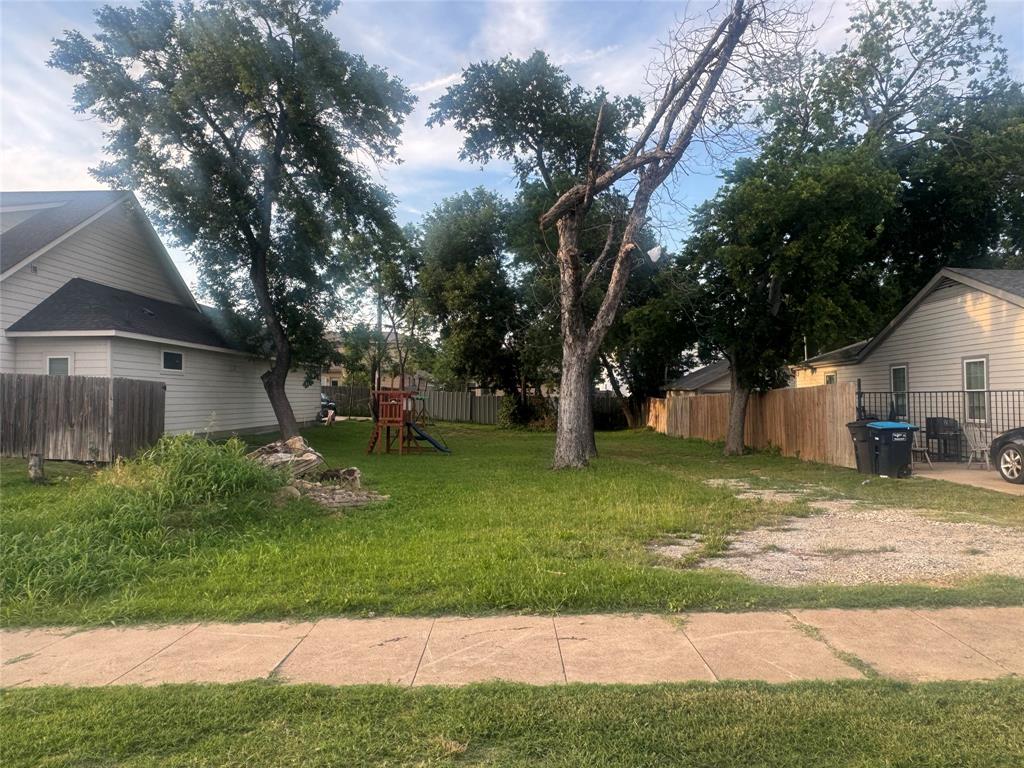 Great opportunity to build in a Fort Worth neighborhood where new construction and redevelopment are happening nearby. This approximately 50' x 120' residential lot is ready for your vision, whether you're building a new home or looking for an investment opportunity.

Conveniently located, offering easy access to Downtown Fort Worth, the Medical District, and major highways.