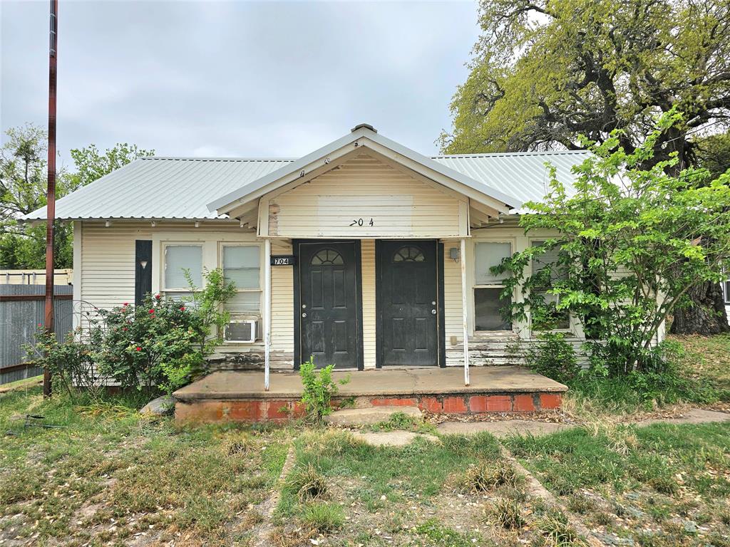 2BR 1BA rental home in Bangs. Keep it as a rental or make it your own!